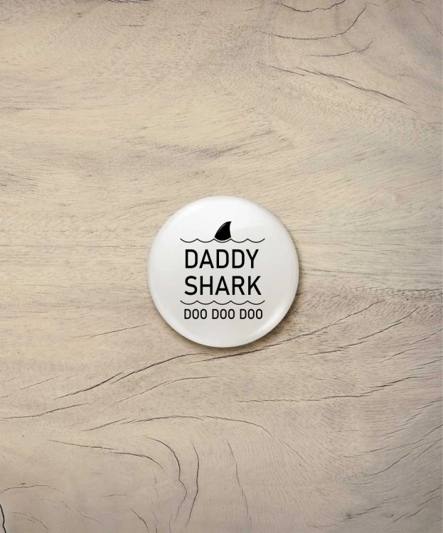 Button daddy shark - śr. 38 mm, biały