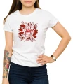 Biały T-shirt damski z bordowym nadrukiem piłkarzy kopiących piłkę nożną.