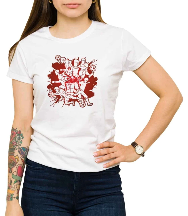 Biały T-shirt damski z bordowym nadrukiem piłkarzy kopiących piłkę nożną.