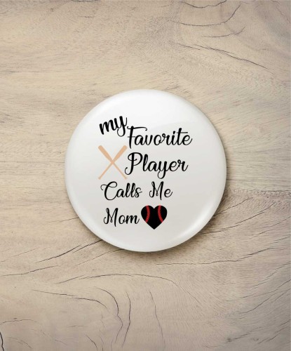 Button calls me mom - śr. 58 mm, biały