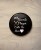 Button calls me mom - śr. 58 mm, czarny