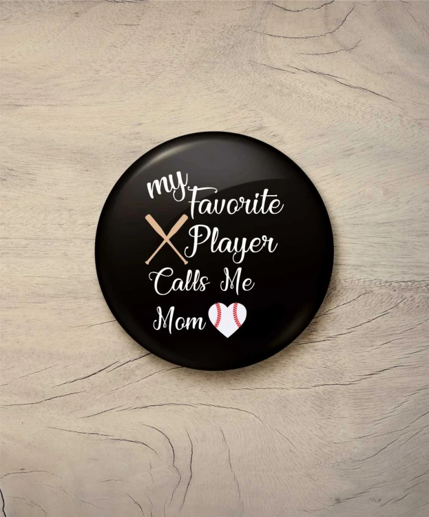 Button calls me mom - śr. 58 mm, czarny