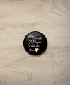 Button calls me mom - śr. 38 mm, czarny