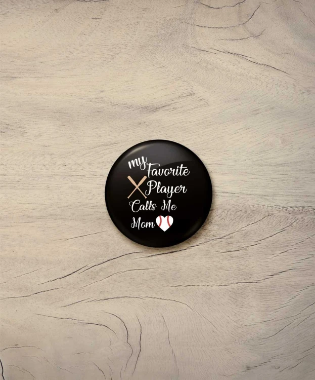 Button calls me mom - śr. 38 mm, czarny