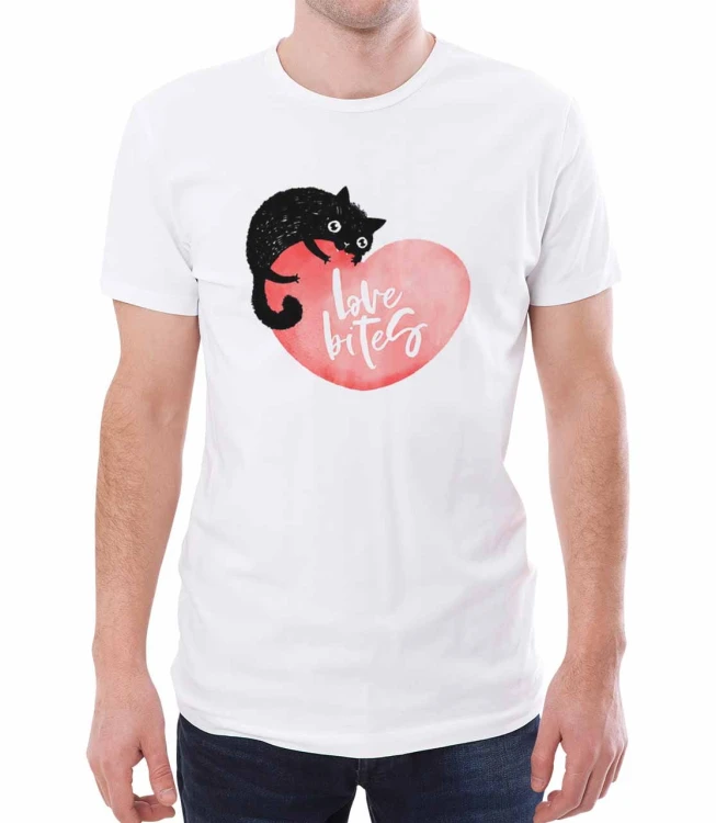 Biała męska koszulka kot głodny miłości - T-shirt z czarnym kotem, który wbija zęby w serce z napisem love bites