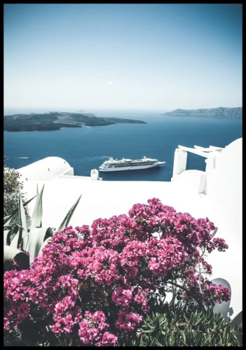 Widok na Morze Egejskie i nabrzeże wyspy Santorini