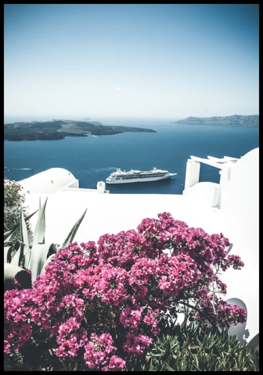 Widok na Morze Egejskie i nabrzeże wyspy Santorini