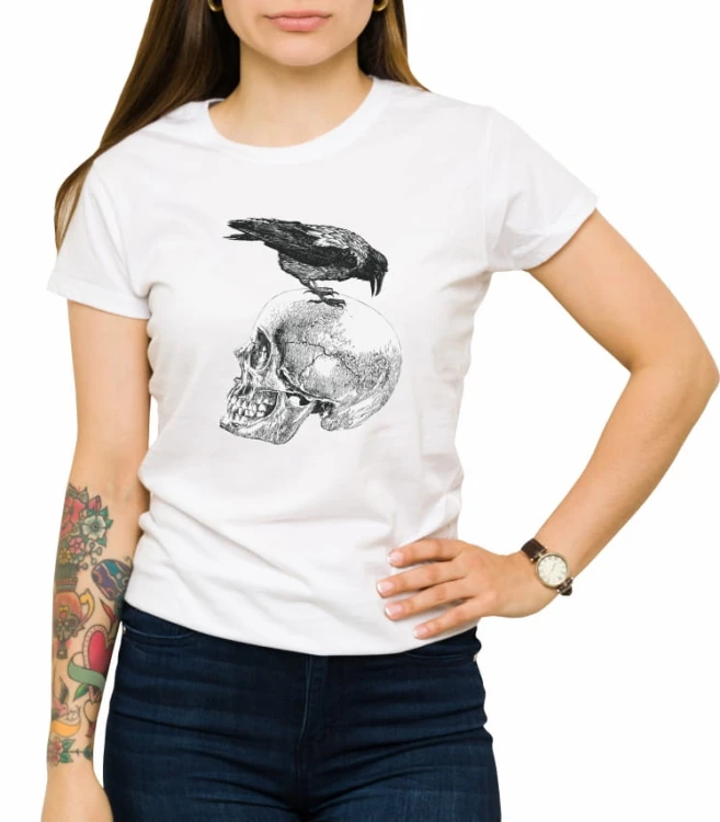 Biała damska koszulka ze wzorem kruka i czaszki