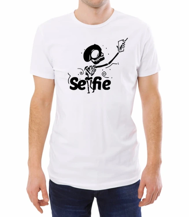 Biały męski T-shirt ze szkieletem robiącym selfie