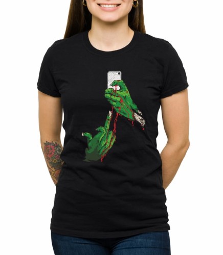 Czarny T-shirt z zielonymi rękami zombie i telefonem