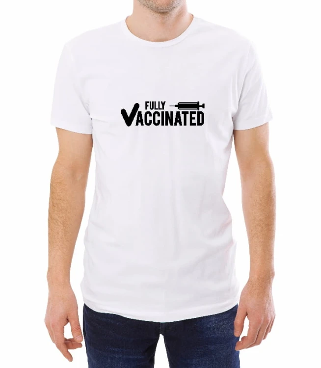 Biały męski T-shirt w pełni zaszczepiony na covid