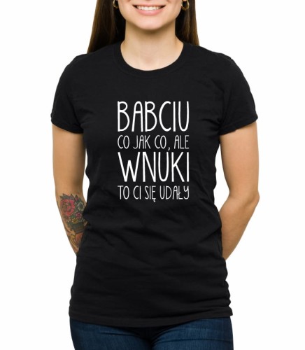 Czarny damski T-shirt z napisem "babciu, co jak co, ale wnuki to ci się udały"