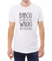 Biały męski T-shirt z napisem "babciu, co jak co, ale wnuki to ci się udały"