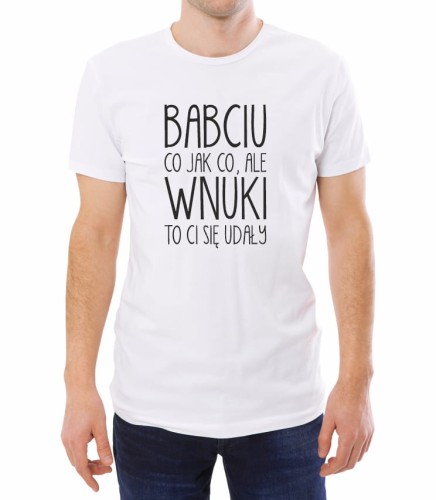 Biały męski T-shirt z napisem "babciu, co jak co, ale wnuki to ci się udały"