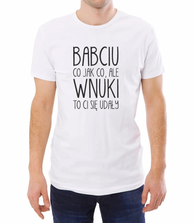 Biały męski T-shirt z napisem "babciu, co jak co, ale wnuki to ci się udały"