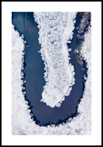 Plakat rzeka w zamarzniętym lesie z białym marginesem