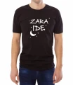 Czarny T-shirt dla niego z napisem "zara idę"