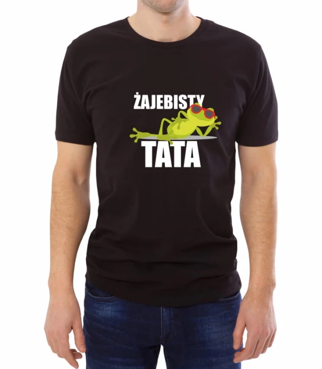 Zajebisty tata w koszulce podkreślającej jego żajebistość z uroczą żabą na grafice.