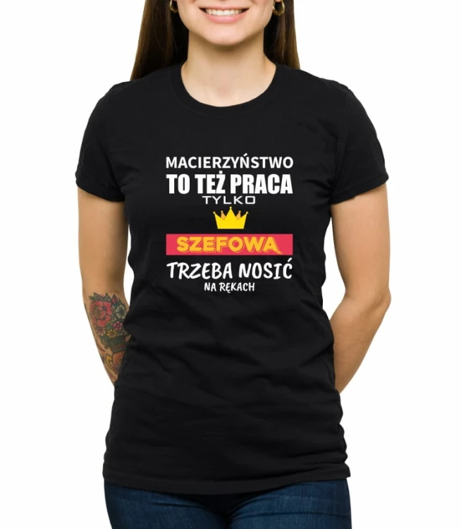 Czarna damska koszulka macierzyństwo to też praca 01