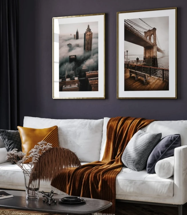 Plakat ponad niebem w galerii w salonie