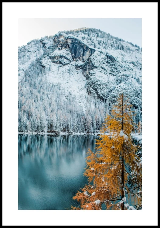Plakat alpejskie jezioro Braies z białym marginesem dookoła