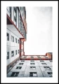 Plakat widok na budynek z podwórka z białym marginesem dookoła