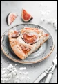 Niezwykle ciekawa fotografia kulinarna - zdjęcie ciasta z figami uwiecznionego na szarym tle