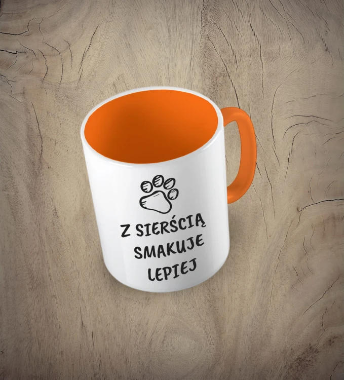 Pomarańczowy kubek  z sierścią smakuje lepiej