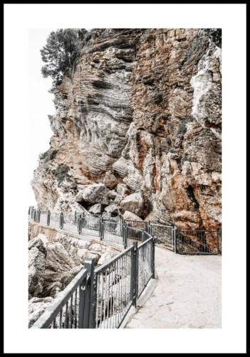 Plakat kamienne ściany w Zatoce Budva z białym marginesem