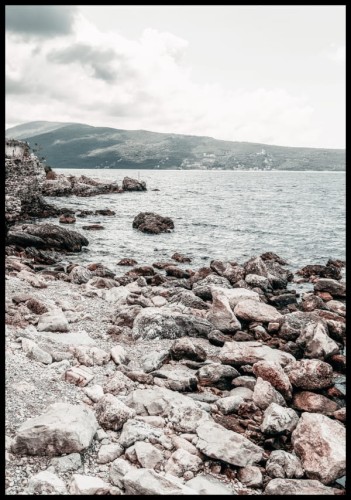 Śliczna fotografia z kamienną plażą nad morzem w Czarnogórze