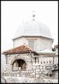 Fotografia kościoła na skale w Czarnogórze w mieście portowym Perast