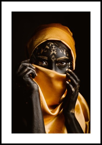 Plakat kobieta zakrywająca twarz z białym marginesem
