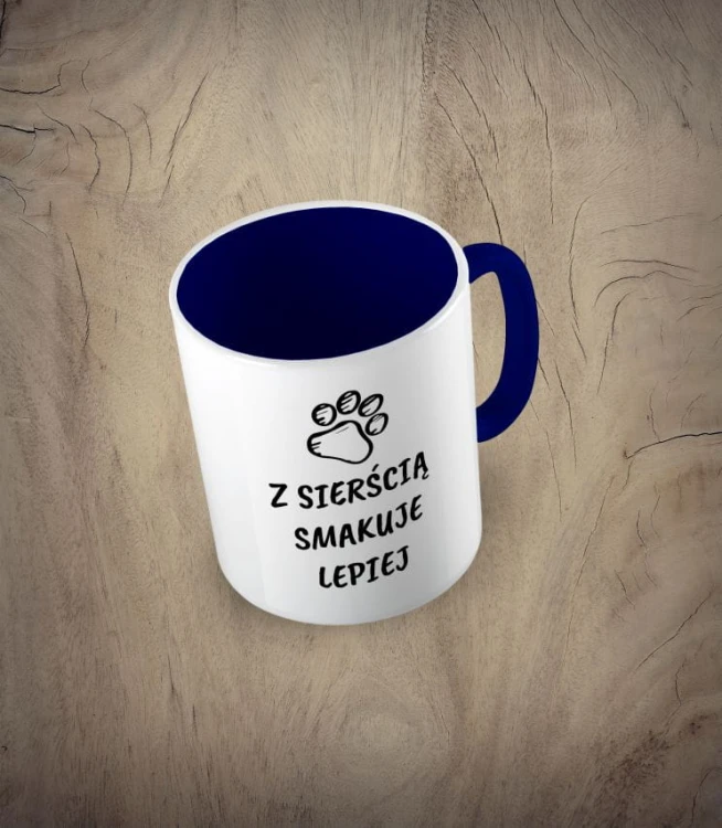 Granatowy kubek  z sierścią smakuje lepiej