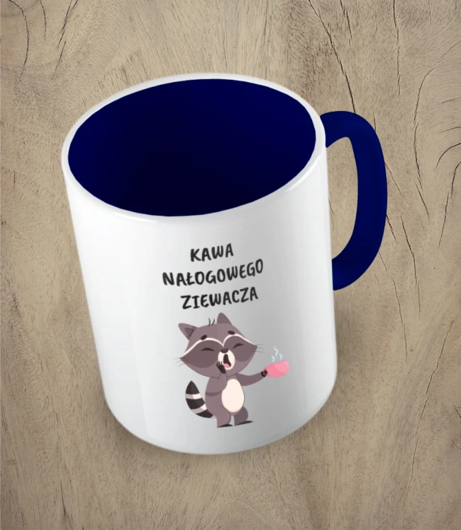 Granatowy kubek kawa nałogowego ziewacza