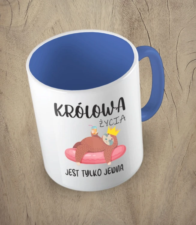 Niebieski kubek królowa życia jest tylko jedna