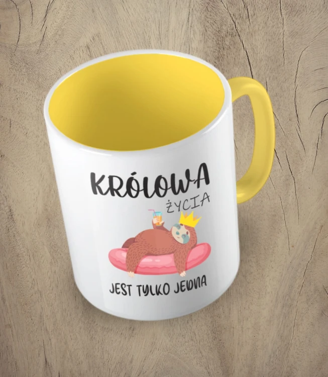 Żółty kubek królowa życia jest tylko jedna