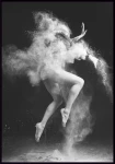 Plakat dancing on a dark