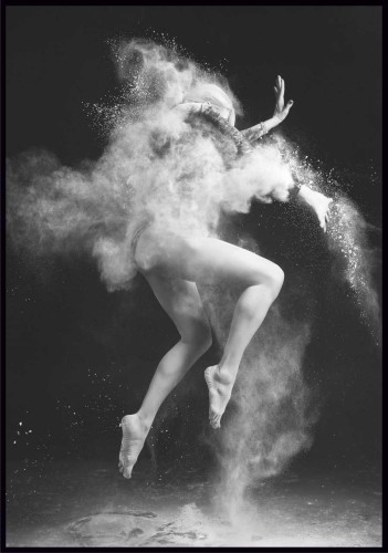 Plakat dancing on a dark