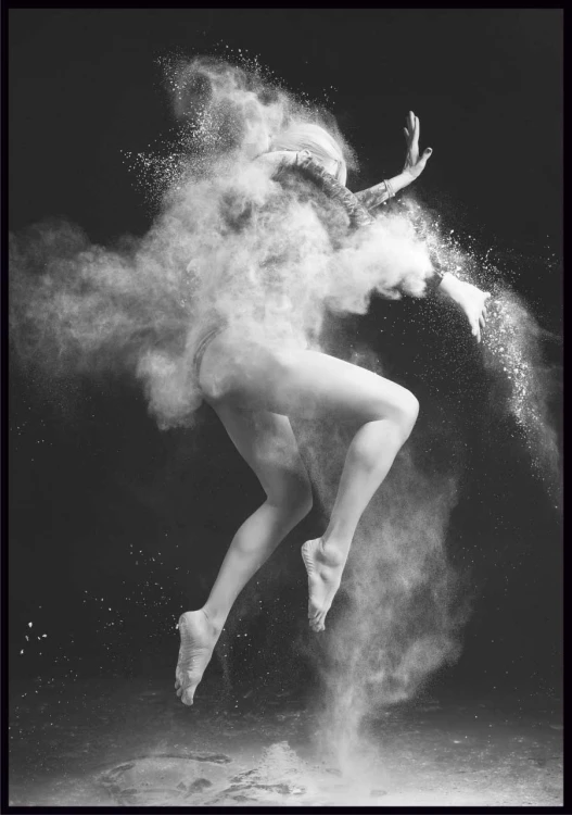 Plakat dancing on a dark