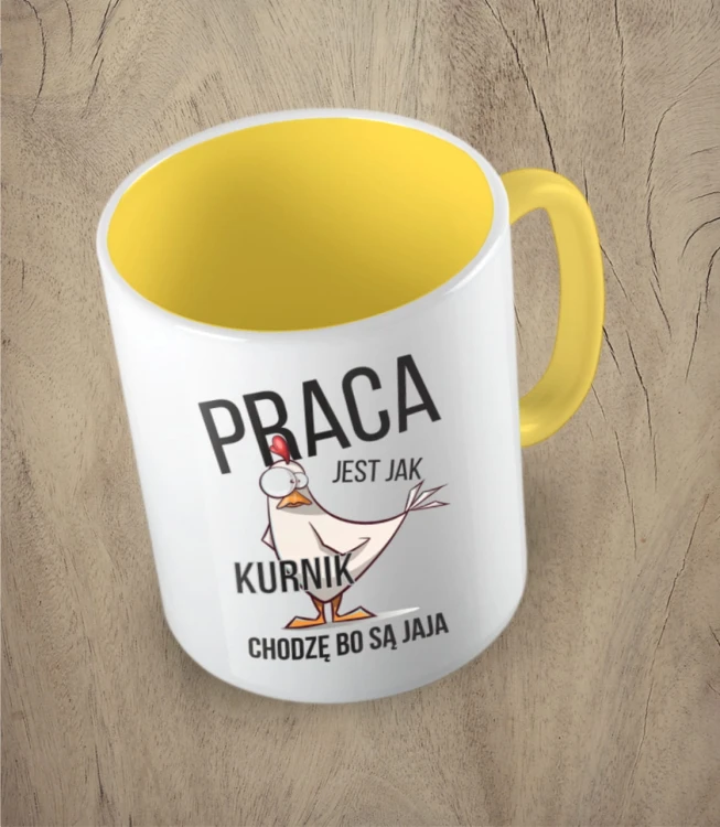 Żółty kubek praca jest jak kurnik