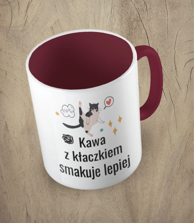 Bordowy kubek kawa z kłaczkiem
