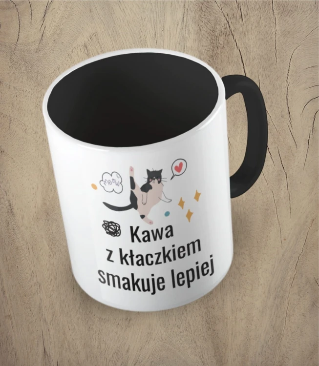 Czarny kubek kawa z kłaczkiem