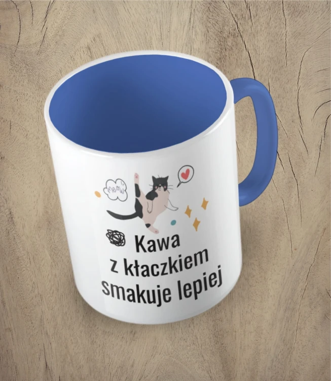Niebieski kubek kawa z kłaczkiem