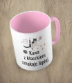 Różowy kubek kawa z kłaczkiem