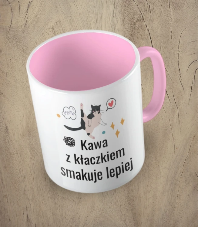 Różowy kubek kawa z kłaczkiem