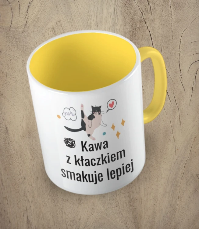 Żółty kubek kawa z kłaczkiem