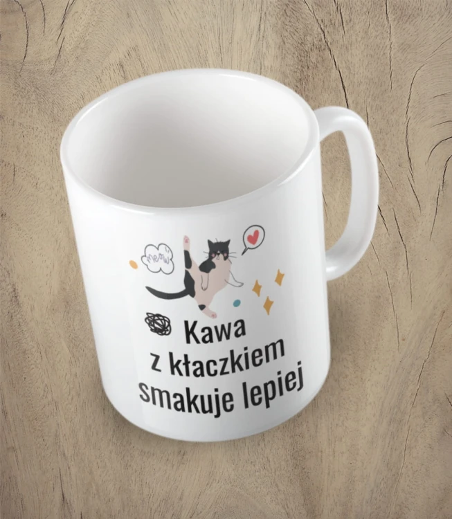 Biały kubek kawa z kłaczkiem