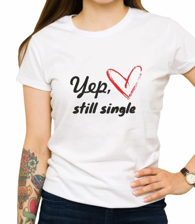 Biała damska koszulka yep still single