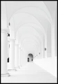 Ciekawe zdjęcie niemieckiej architektury - tunelu zamkniętego białymi arkadami. Jasny plakat z arkadami ozdobi pomieszczenie, dodając mu spokoju i przestrzeni