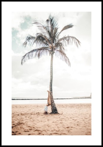 Plakat palma na plaży z białym marginesem